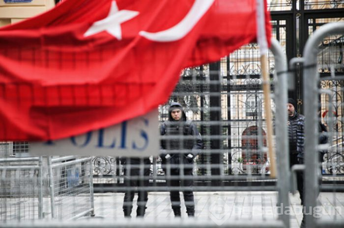 Protestocular Rus konsolosluğuna koştular!