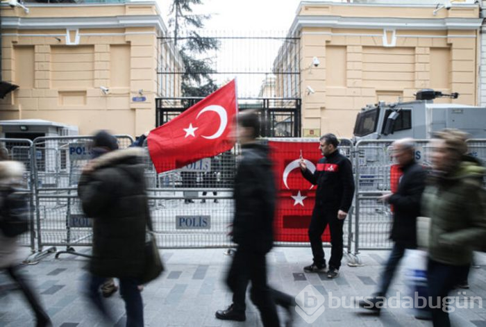 Protestocular Rus konsolosluğuna koştular!