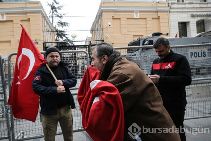 Protestocular Rus konsolosluğuna koştular!