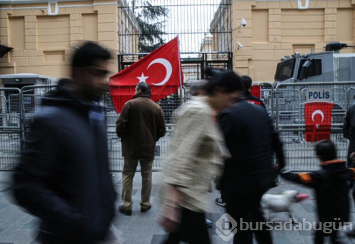 Protestocular Rus konsolosluğuna koştular!
