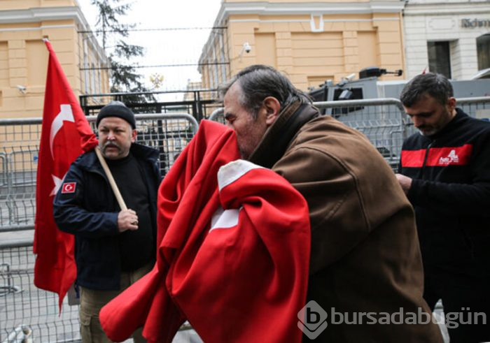 Protestocular Rus konsolosluğuna koştular!