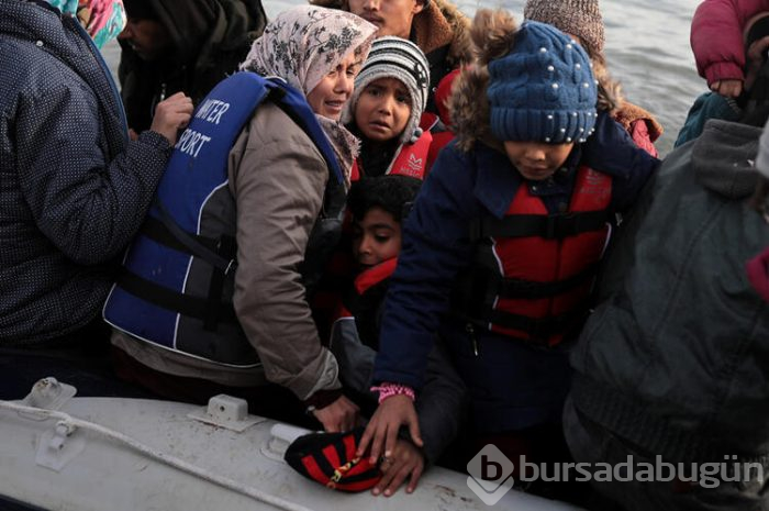 Mülteciler botlarla Yunanistan'a ulaştı!