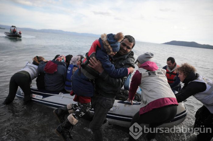 Mülteciler botlarla Yunanistan'a ulaştı!