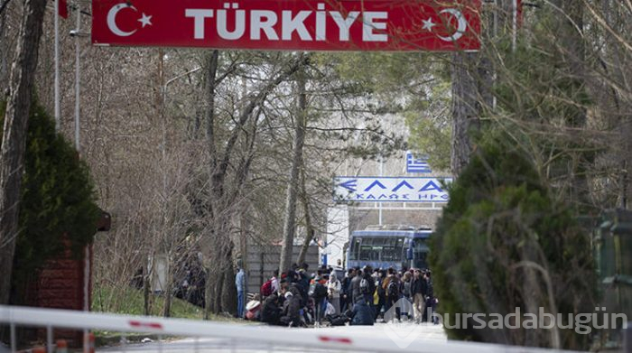 Yunanistan sınırını otobüsle kapattı!