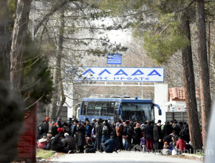 Yunanistan sınırını otobüsle kapattı!