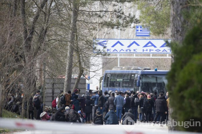 Yunanistan sınırını otobüsle kapattı!