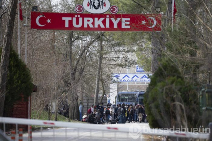 Yunanistan sınırını otobüsle kapattı!