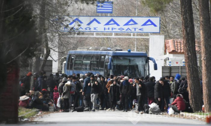 Yunanistan sınırını otobüsle kapattı!