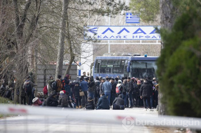 Yunanistan sınırını otobüsle kapattı!