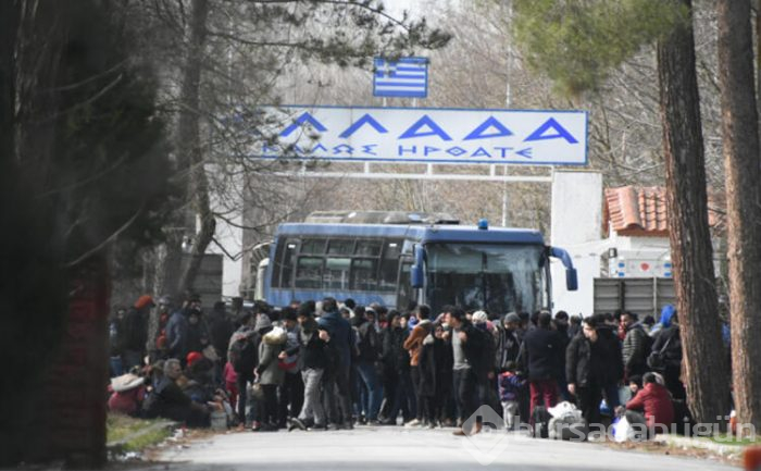 Yunanistan sınırını otobüsle kapattı!