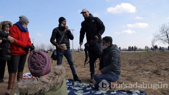Ünlü oyuncu sınırda bekleyen göçmenlere yardım dağıttı