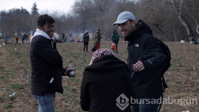 Ünlü oyuncu sınırda bekleyen göçmenlere yardım dağıttı