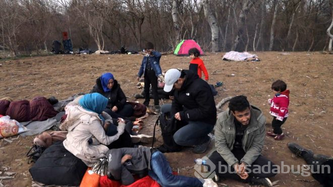 Ünlü oyuncu sınırda bekleyen göçmenlere yardım dağıttı