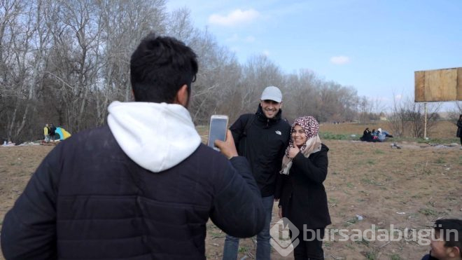 Ünlü oyuncu sınırda bekleyen göçmenlere yardım dağıttı