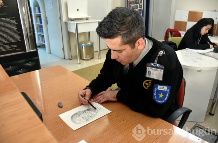Güvenliğini sağladığı kütüphanede yeteneğini keşfetti