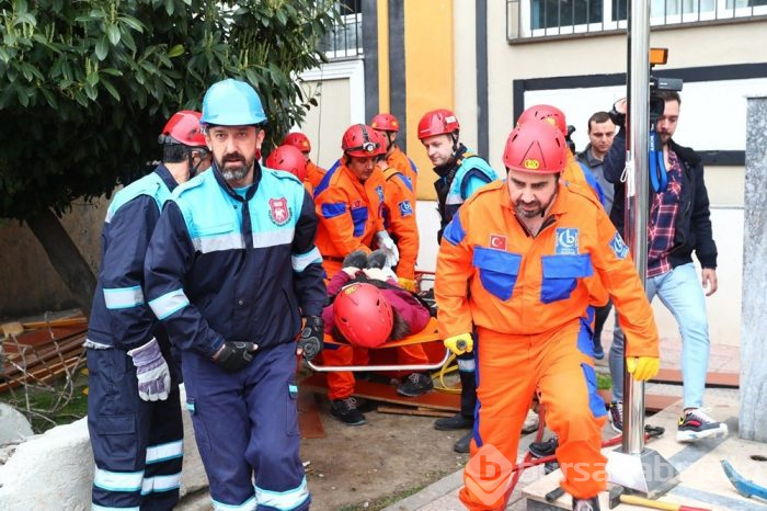Gerçeği aratmayan deprem tatbikatı