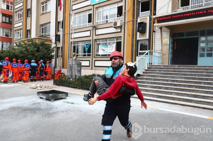 Gerçeği aratmayan deprem tatbikatı