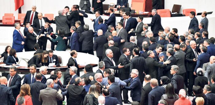 Mecliste kavga çıktı! Tekme tokat...