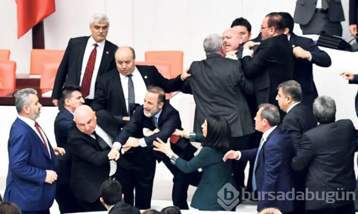 Mecliste kavga çıktı! Tekme tokat...
