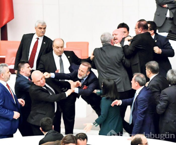 Mecliste kavga çıktı! Tekme tokat...