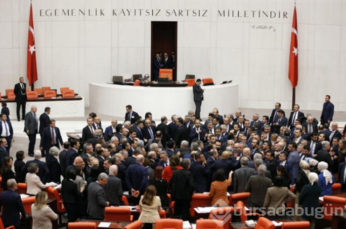 Mecliste kavga çıktı! Tekme tokat...
