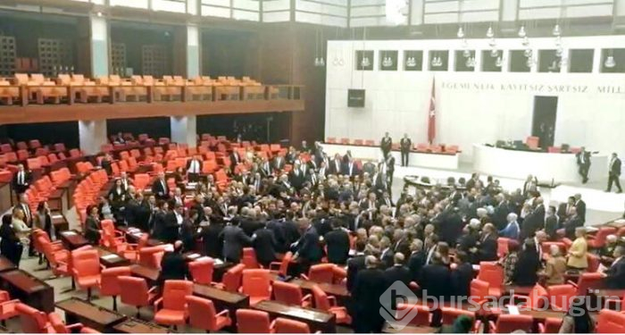 Mecliste kavga çıktı! Tekme tokat...