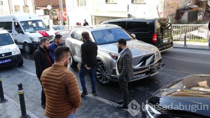 Yeni arabasıyla kaza yaptı!