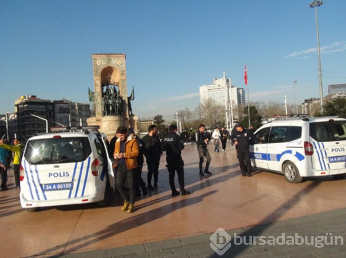 Genç kızların arasına girip taciz etti!
