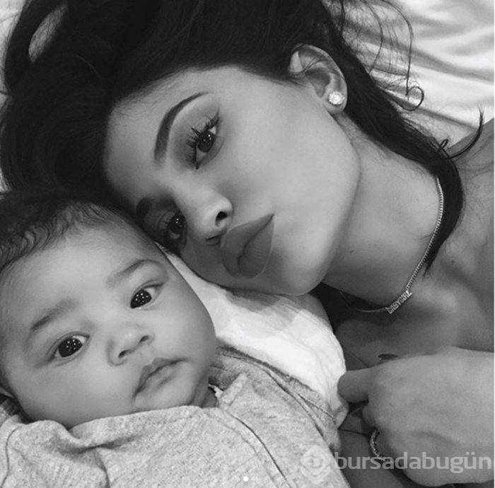 Kylie Jenner bebeğini emzirmedi