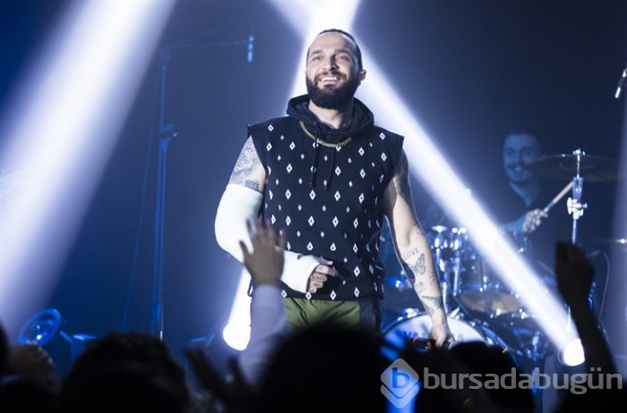 Kırık kolla sahneye çıktı!