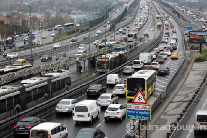 İki metrobüs çarpıştı! 