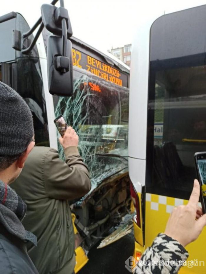 İki metrobüs çarpıştı! 