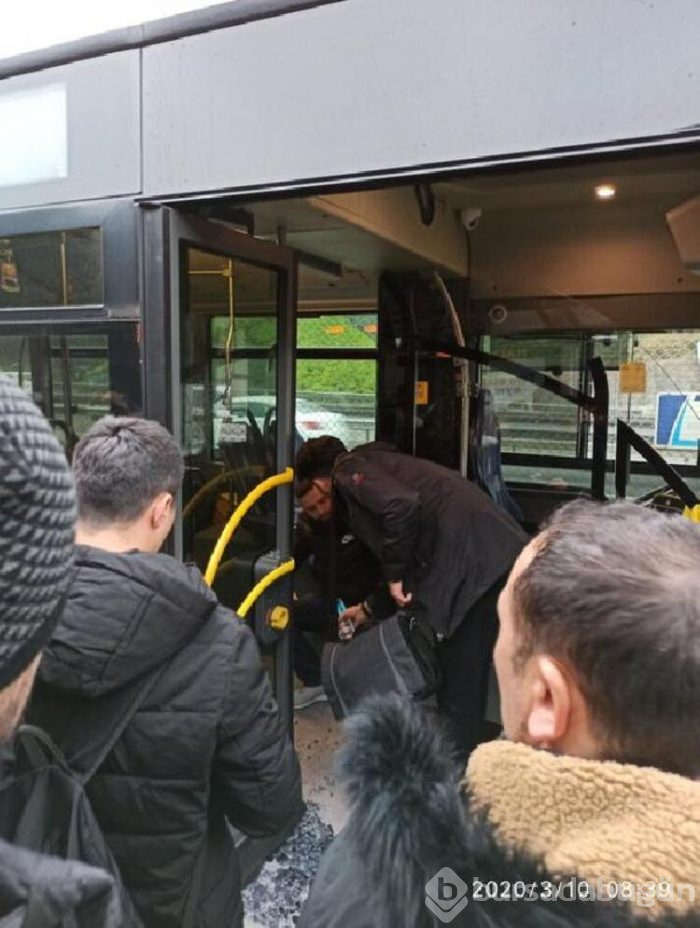 İki metrobüs çarpıştı! 