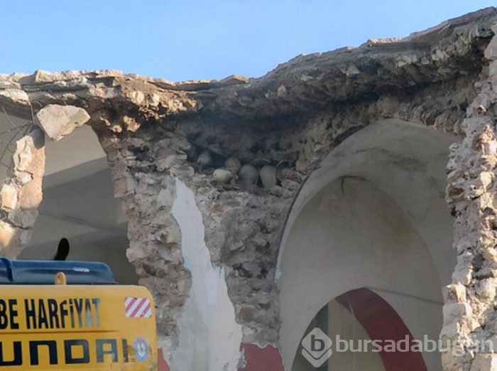 Cami yıkımında ortalık karıştı