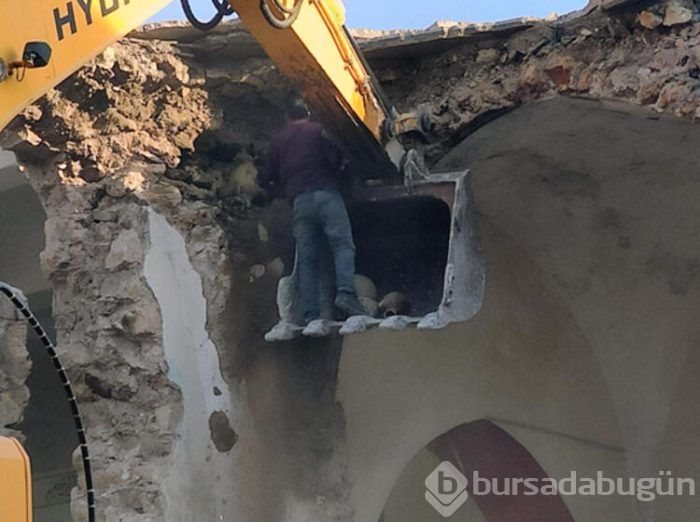 Cami yıkımında ortalık karıştı