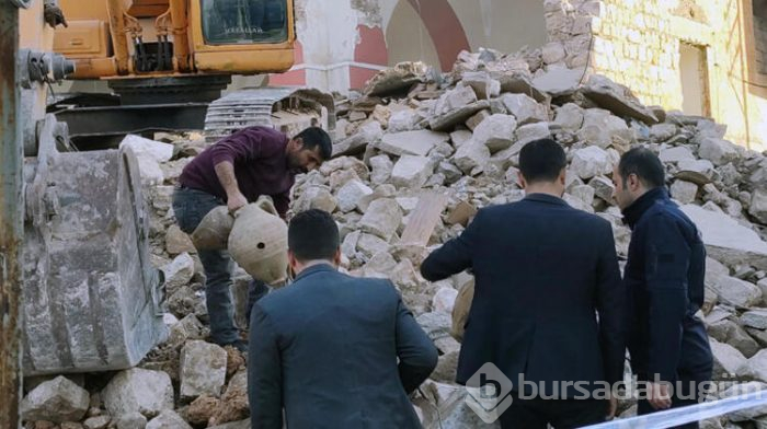 Cami yıkımında ortalık karıştı