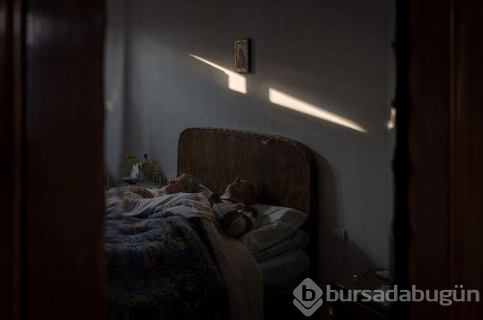 Ölen kocasının cesediyle mahsur kaldı!