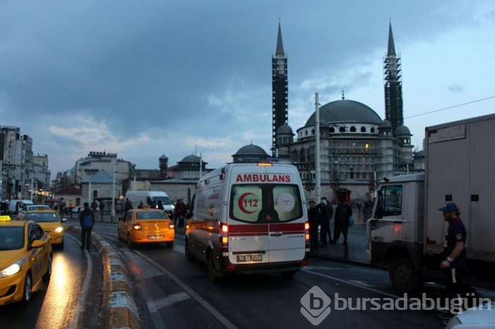 Taksinin çarptığı kadının elini sıkı sıkı tuttu