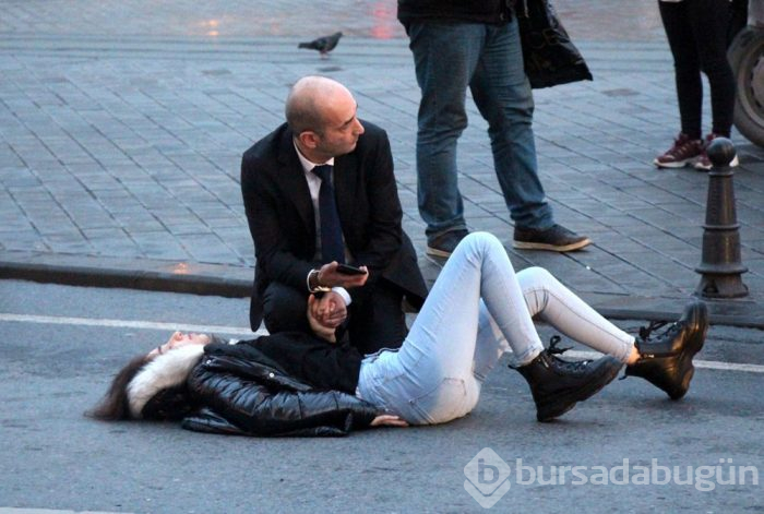 Taksinin çarptığı kadının elini sıkı sıkı tuttu