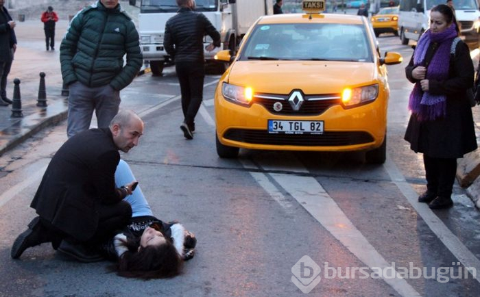 Taksinin çarptığı kadının elini sıkı sıkı tuttu
