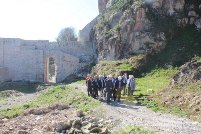 2500 yıllık Ünye Kalesi'nin 'altın'lı dehlizlerine giriliyor