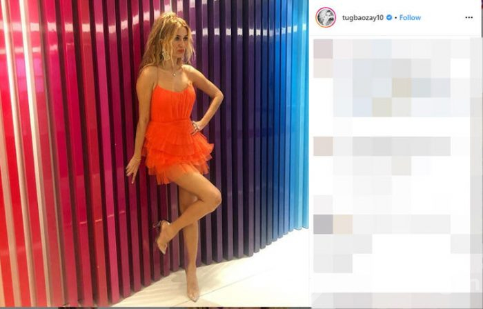Tuğba Özay sosyal medyada tek elbiselik defile yaptı!