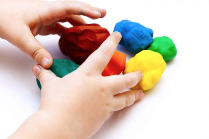 Evde çocuklarınız için oyun hamuru yapmak çok kolay! 