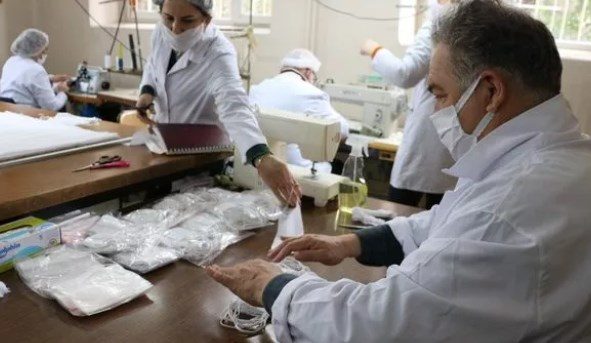 Manisa'da koronavirüse karşı, yıkanıp tekrar kullanılabilen maske üretiliyor