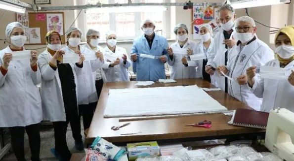 Manisa'da koronavirüse karşı, yıkanıp tekrar kullanılabilen maske üretiliyor