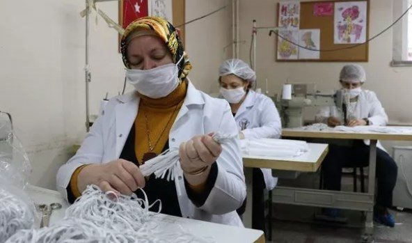 Manisa'da koronavirüse karşı, yıkanıp tekrar kullanılabilen maske üretiliyor