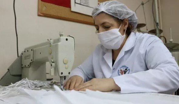 Manisa'da koronavirüse karşı, yıkanıp tekrar kullanılabilen maske üretiliyor