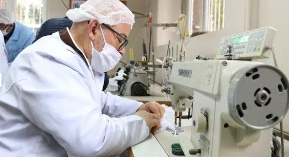Manisa'da koronavirüse karşı, yıkanıp tekrar kullanılabilen maske üretiliyor