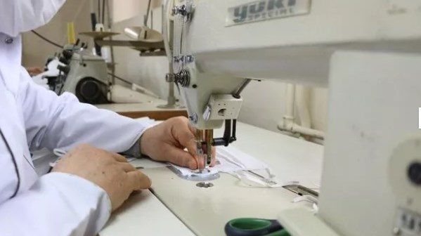 Manisa'da koronavirüse karşı, yıkanıp tekrar kullanılabilen maske üretiliyor