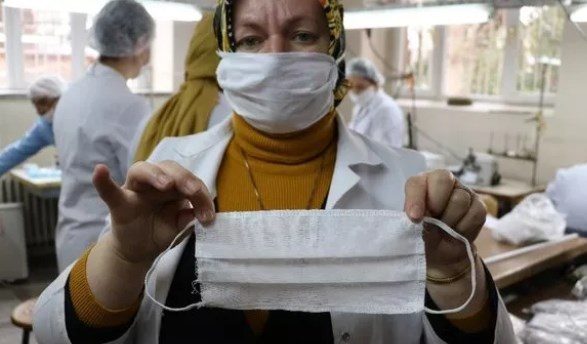 Manisa'da koronavirüse karşı, yıkanıp tekrar kullanılabilen maske üretiliyor